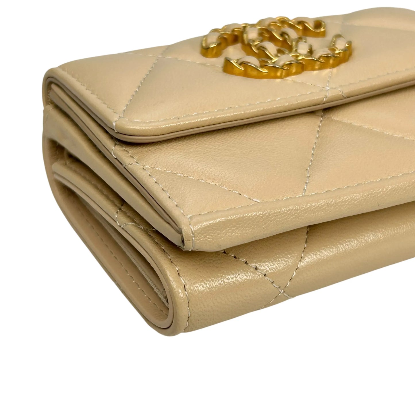 CHANEL Materasse Chanel 19 Compact Wallet - Beige