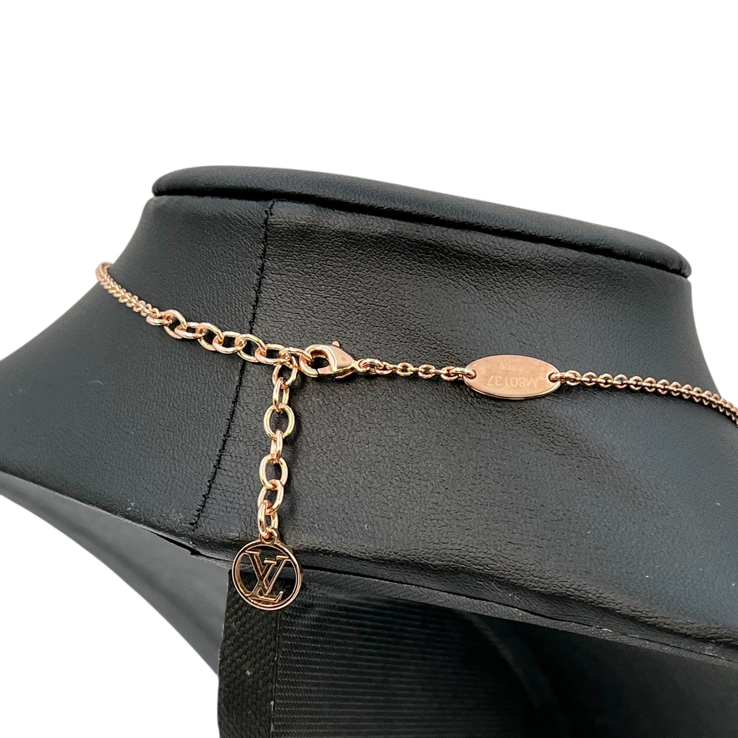 Louis Vuitton Essential V Necklace Rose Gold