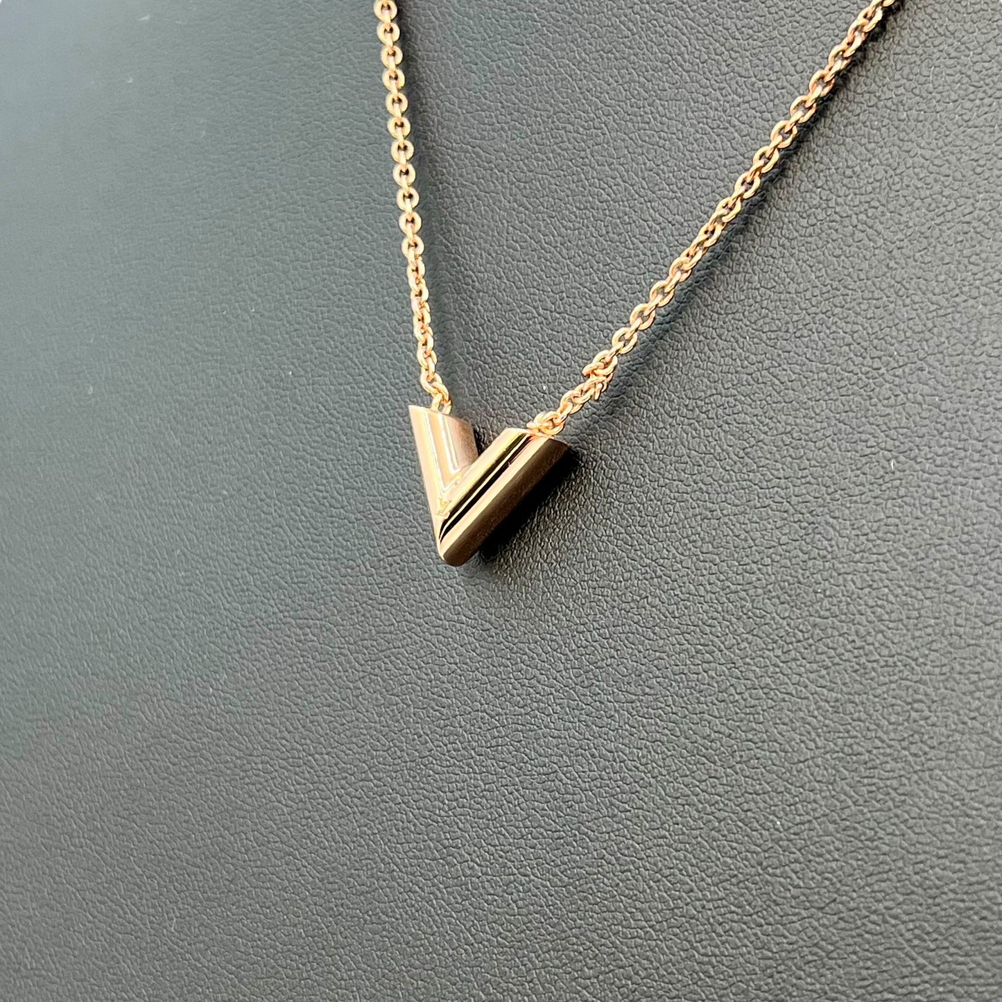 Louis Vuitton Essential V Necklace Rose Gold