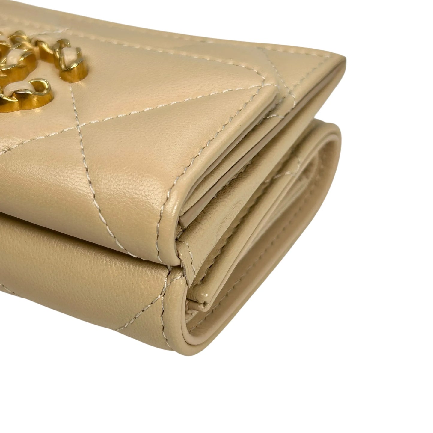 CHANEL Materasse Chanel 19 Compact Wallet - Beige