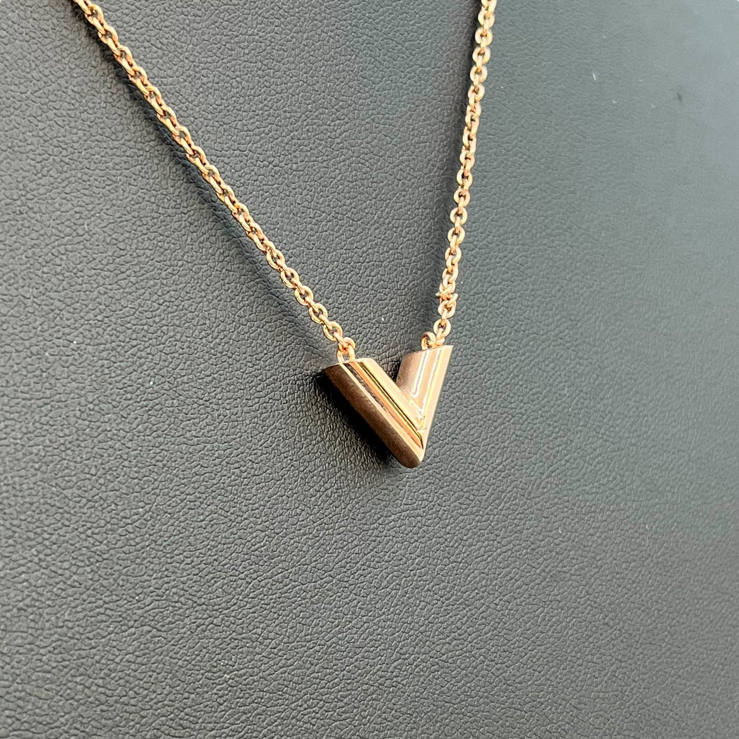 Louis Vuitton Essential V Necklace Rose Gold