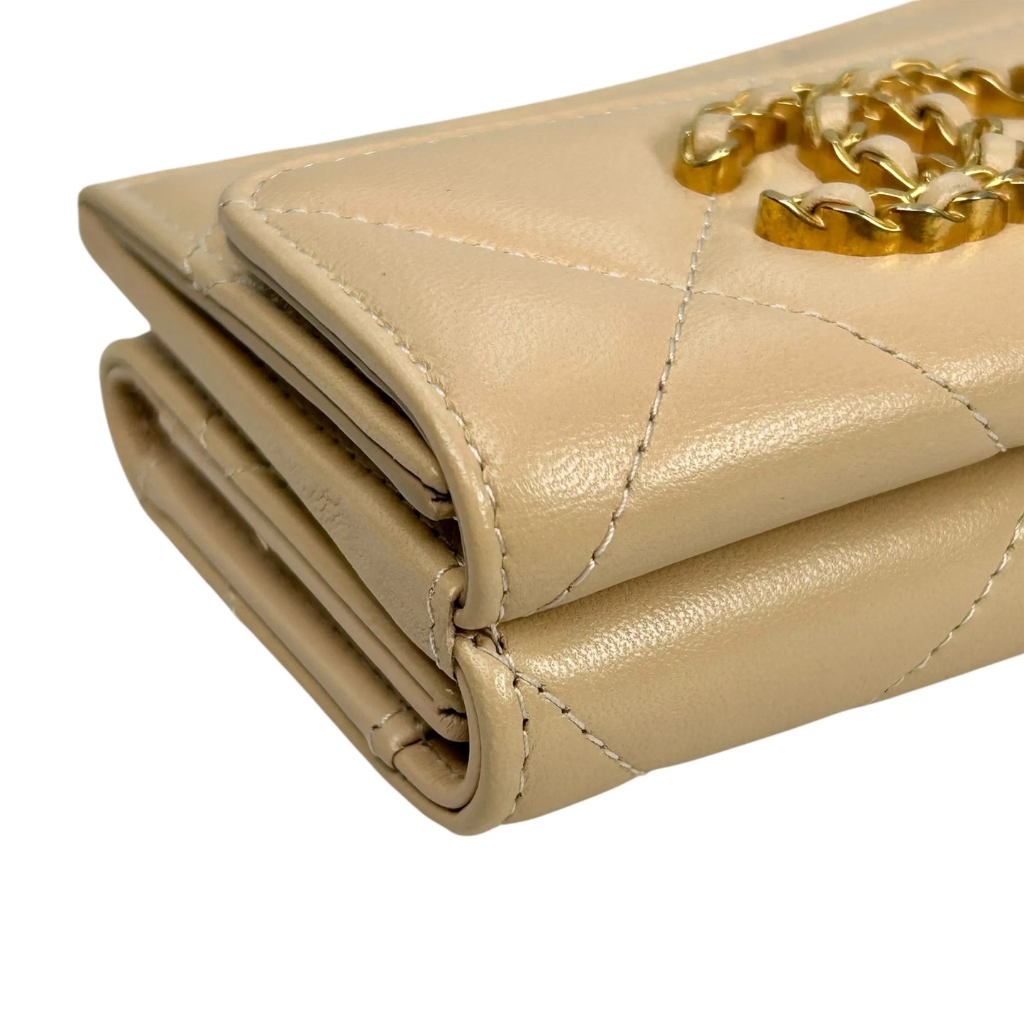 CHANEL Materasse Chanel 19 Compact Wallet - Beige