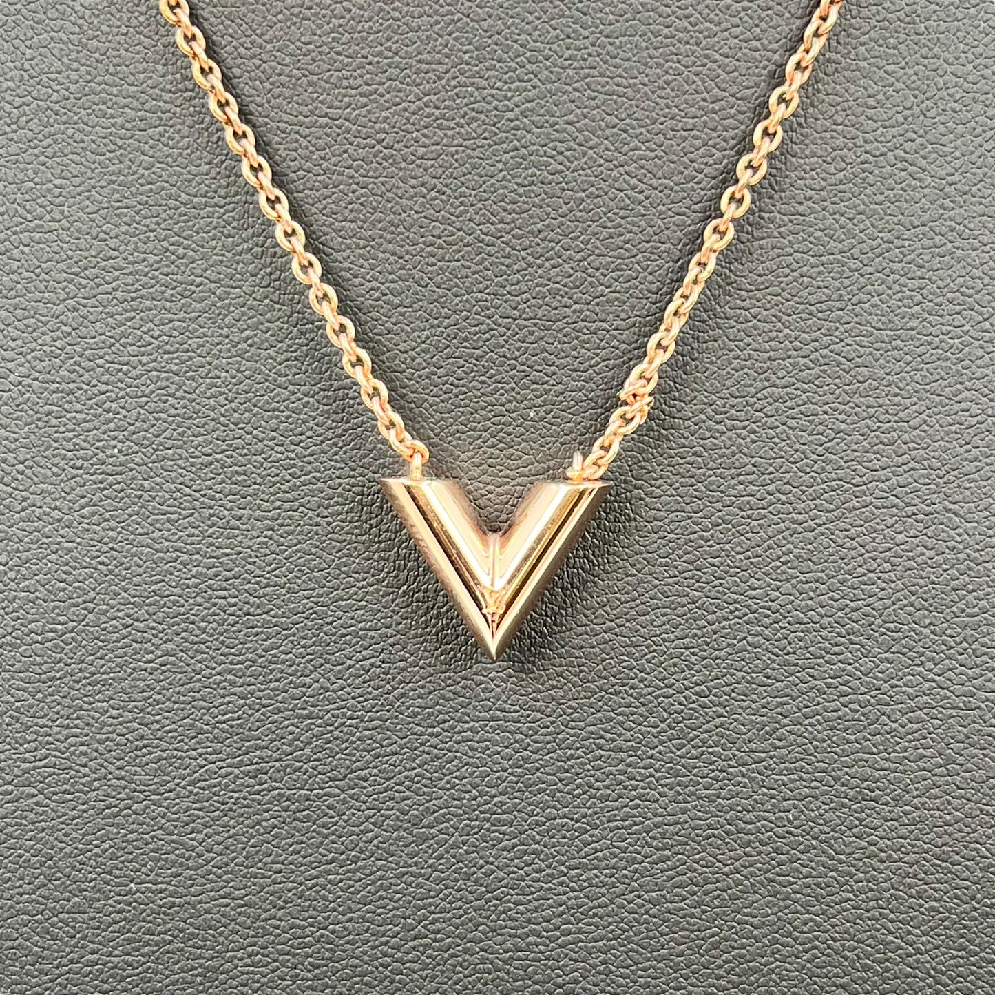 Louis Vuitton Essential V Necklace Rose Gold