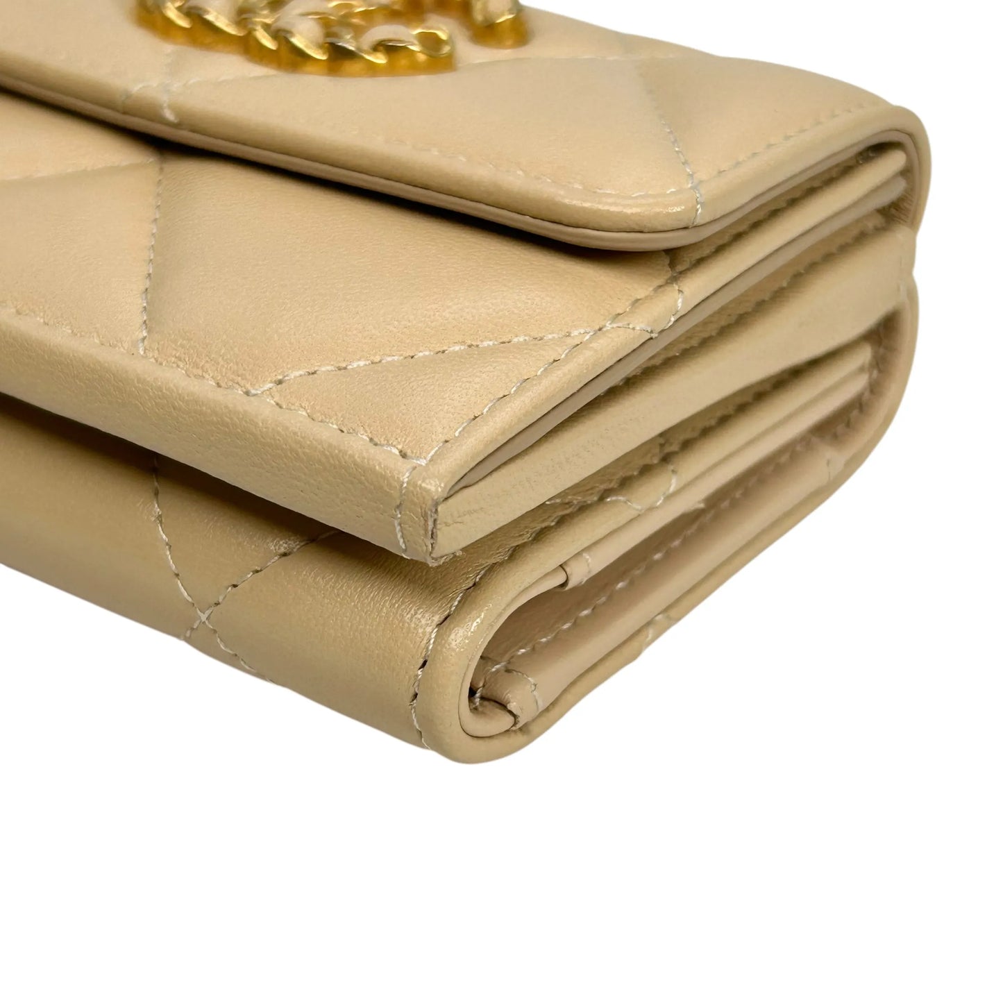 CHANEL Materasse Chanel 19 Compact Wallet - Beige