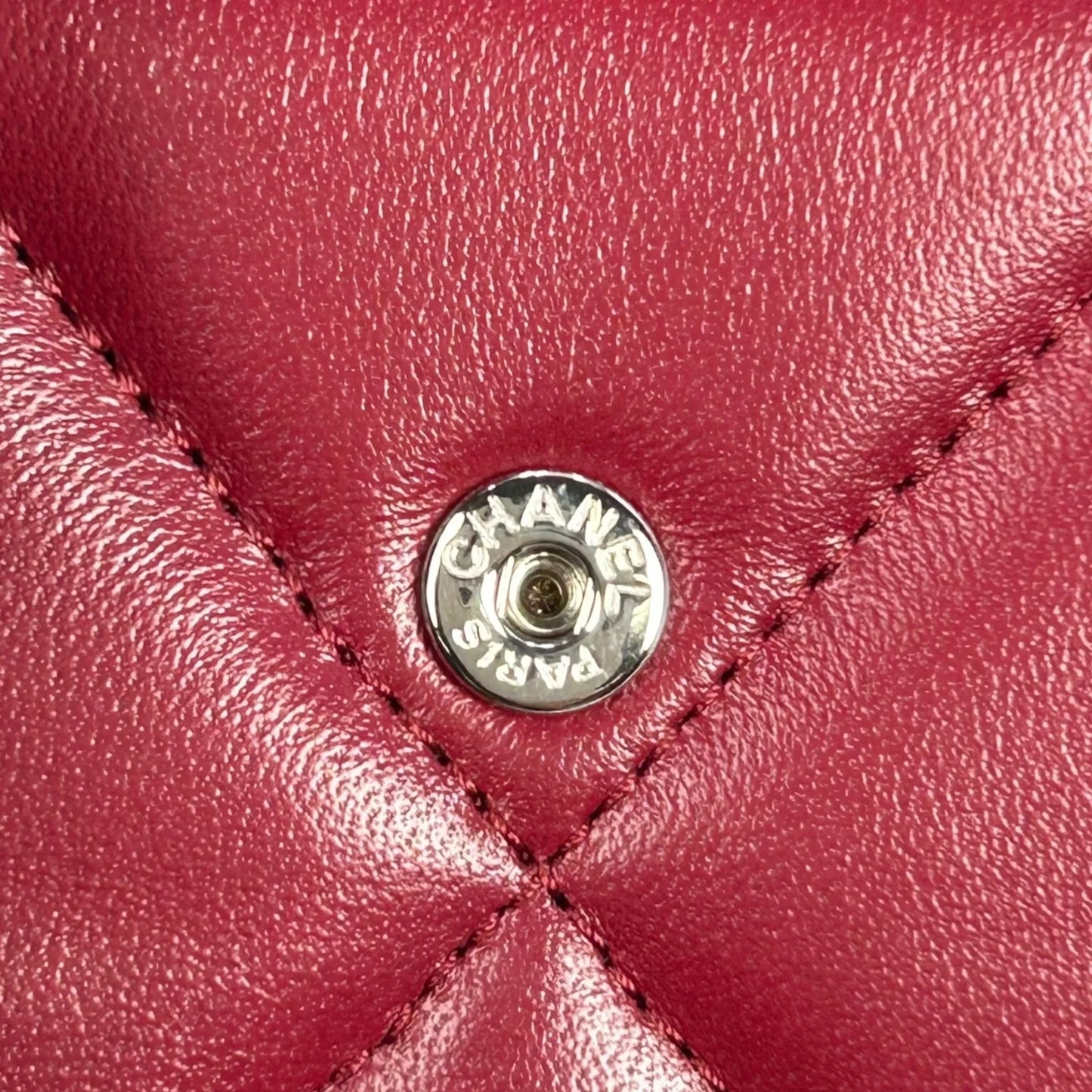 CHANEL Materasse Chanel 19 Compact Wallet - Red