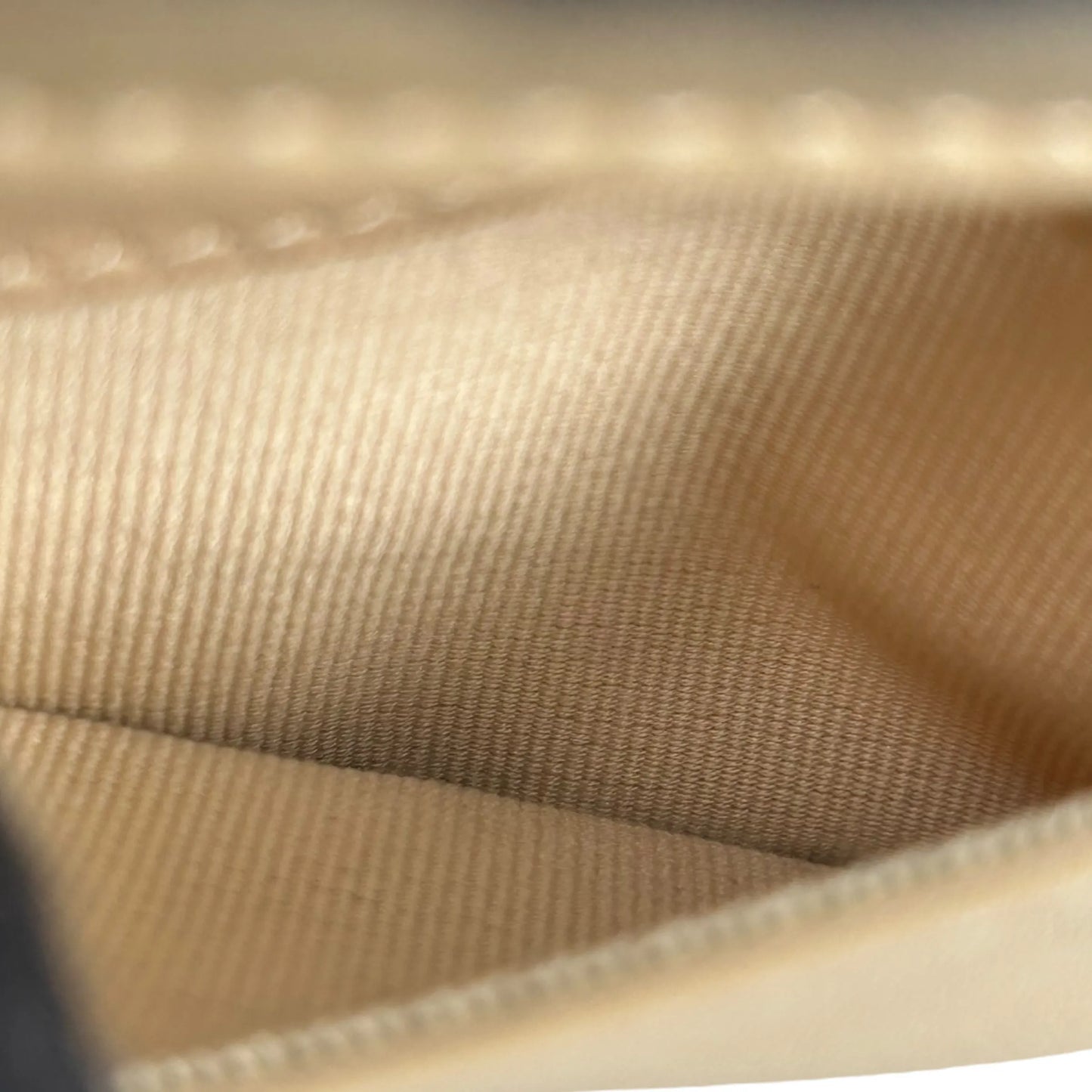 CHANEL Materasse Chanel 19 Compact Wallet - Beige