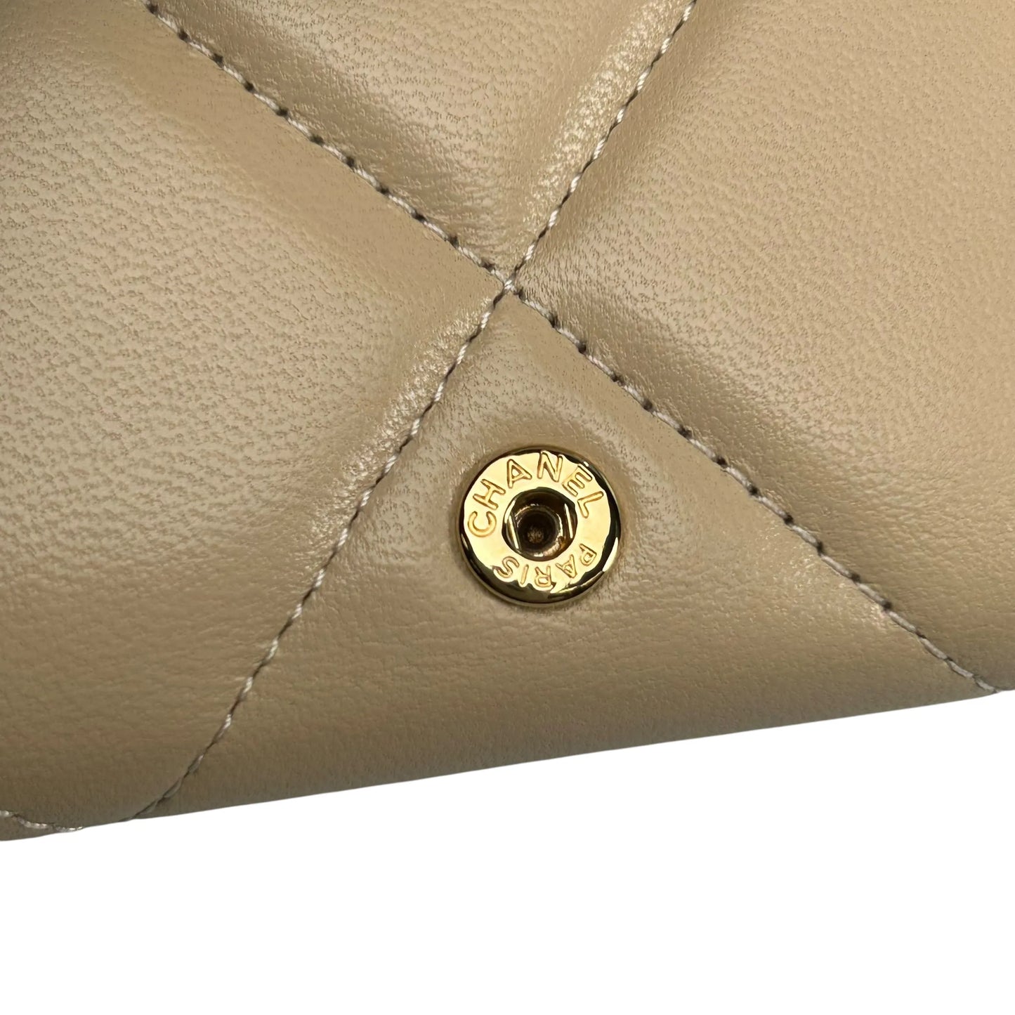 CHANEL Materasse Chanel 19 Compact Wallet - Beige
