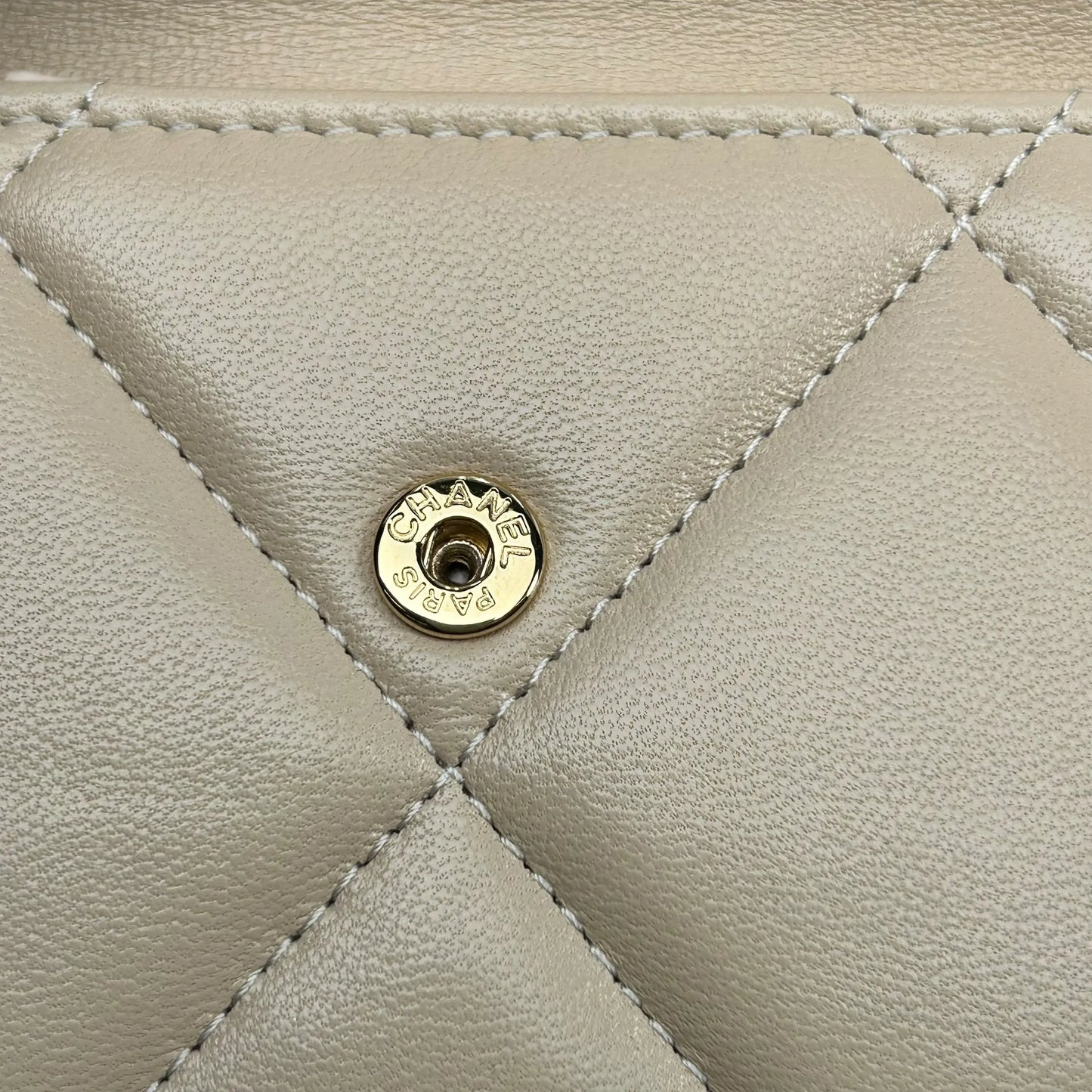 CHANEL Materasse Chanel 19 Compact Wallet - Beige