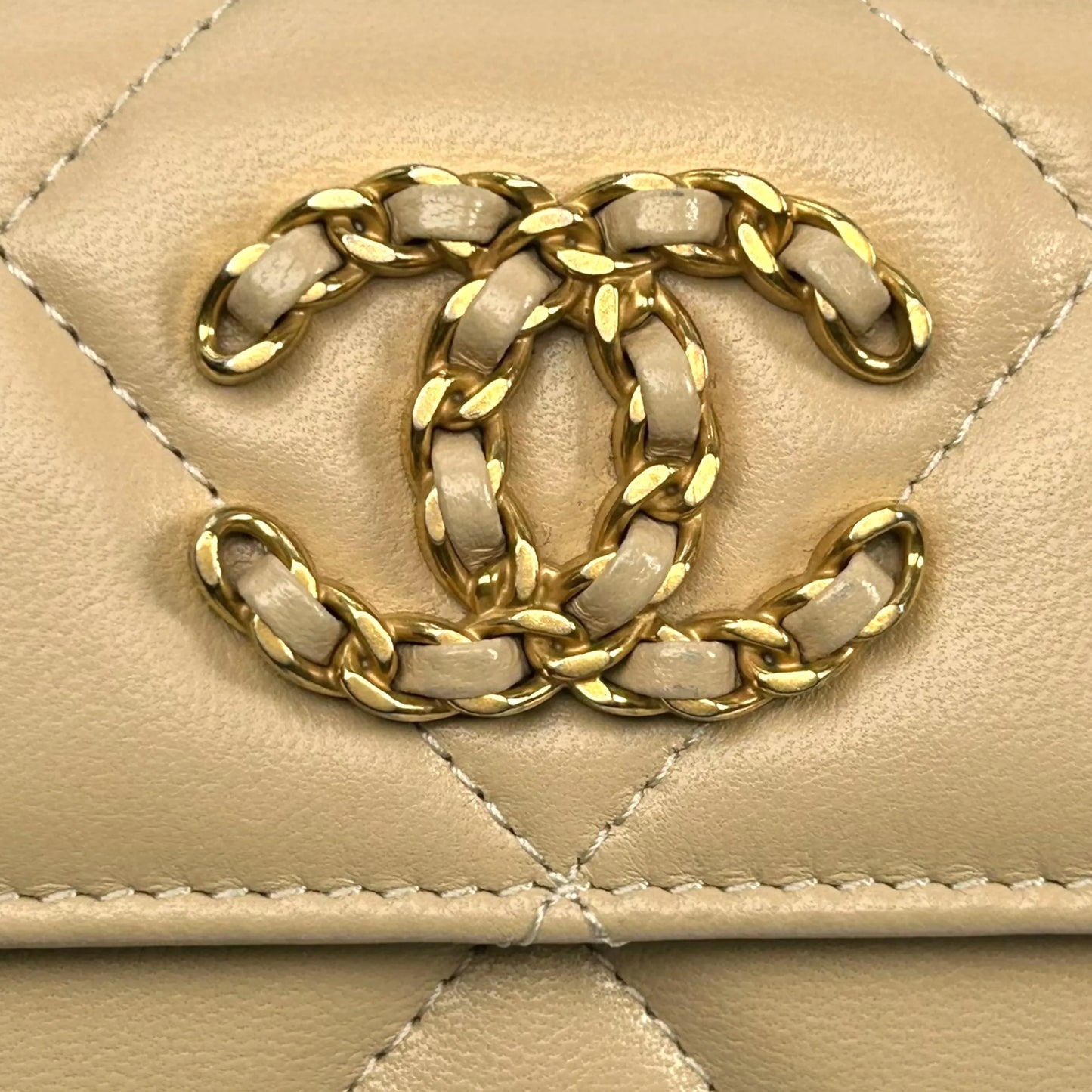 CHANEL Materasse Chanel 19 Compact Wallet - Beige