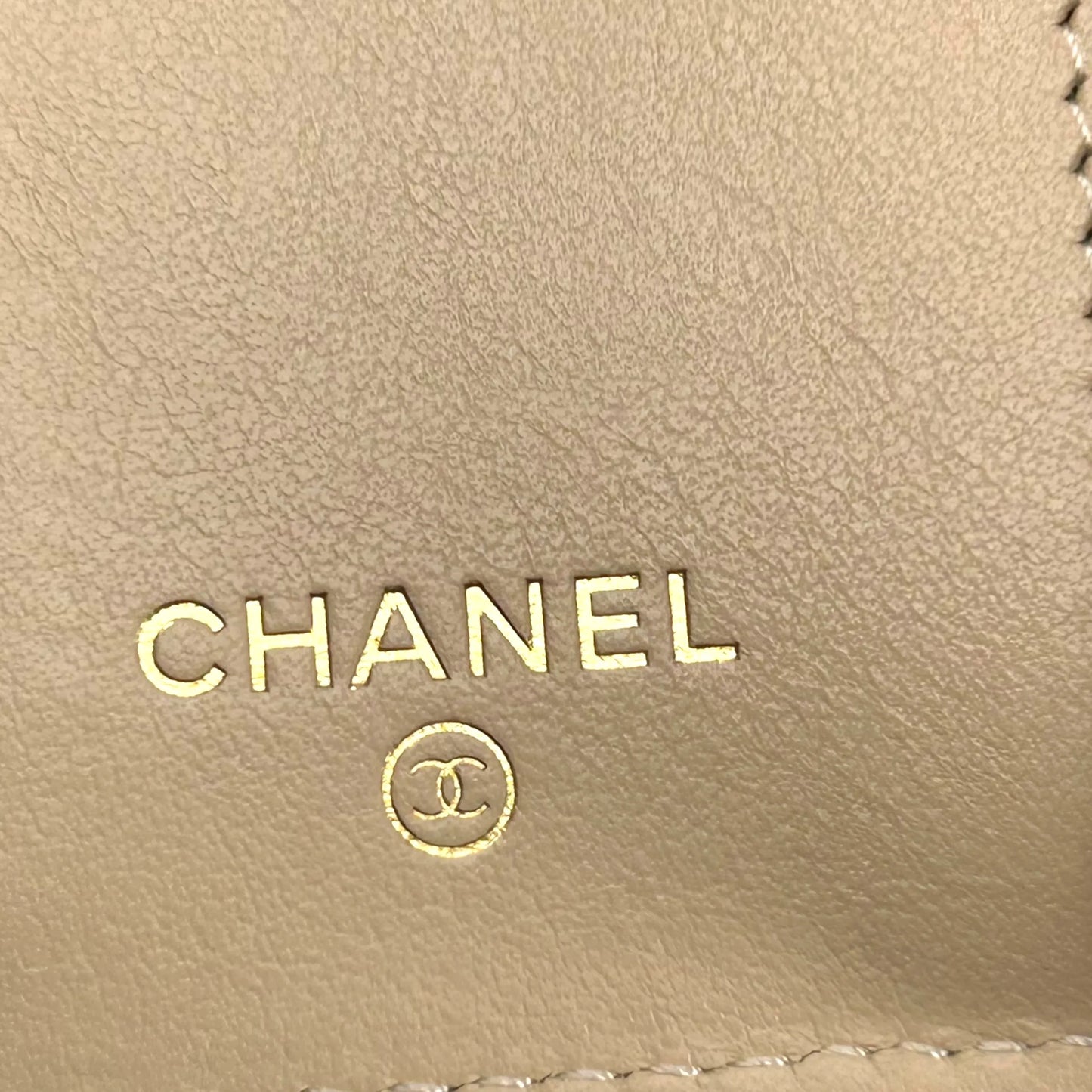 CHANEL Materasse Chanel 19 Compact Wallet - Beige