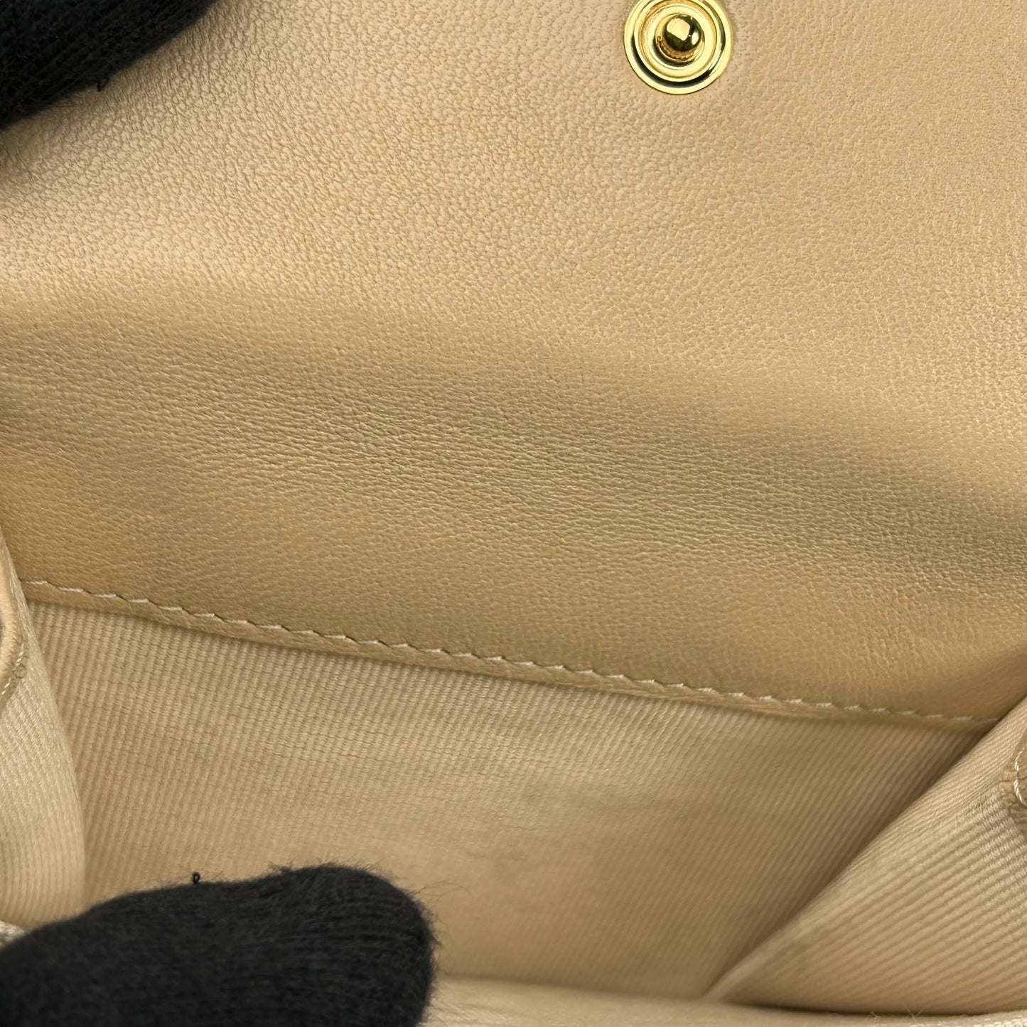 CHANEL Materasse Chanel 19 Compact Wallet - Beige