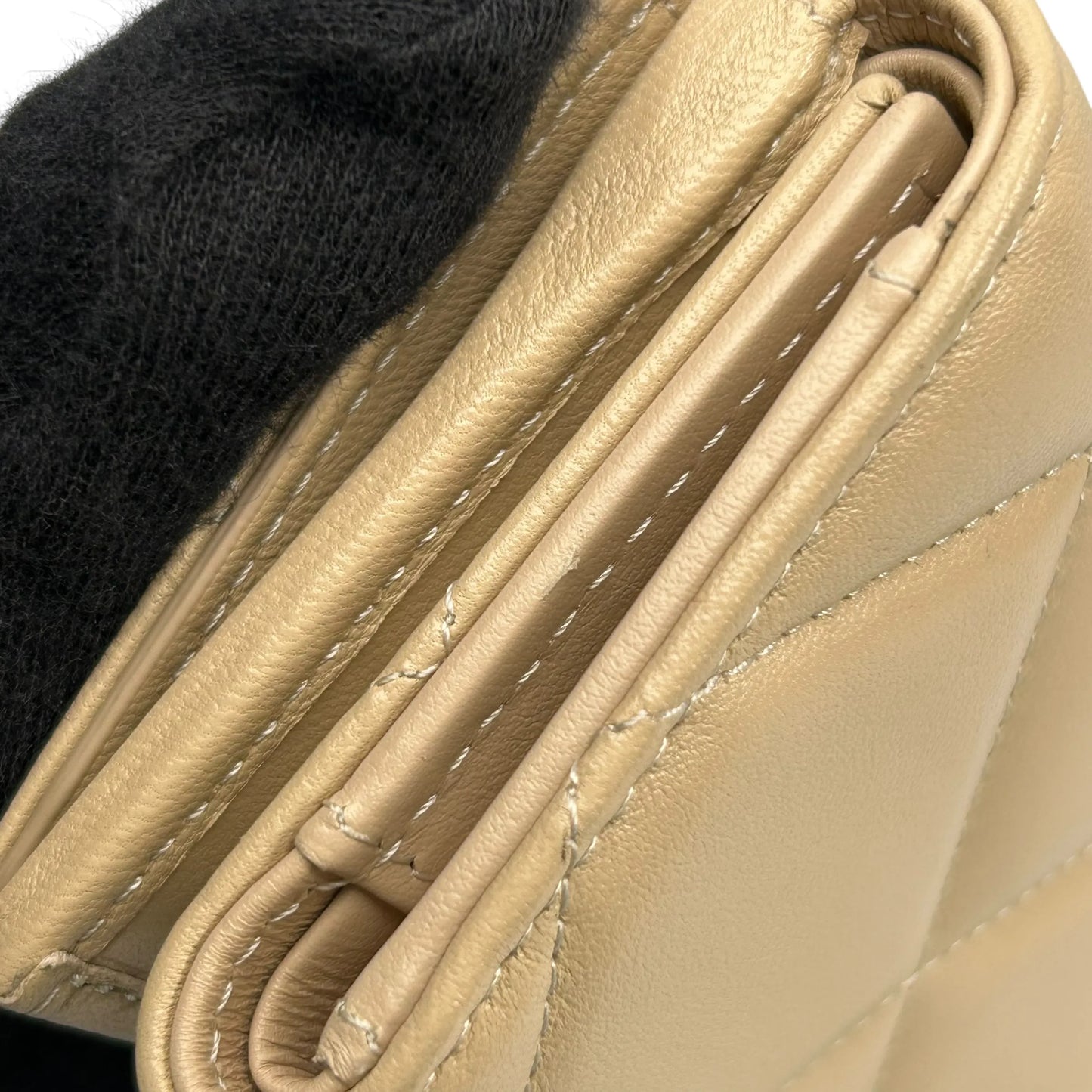 CHANEL Materasse Chanel 19 Compact Wallet - Beige
