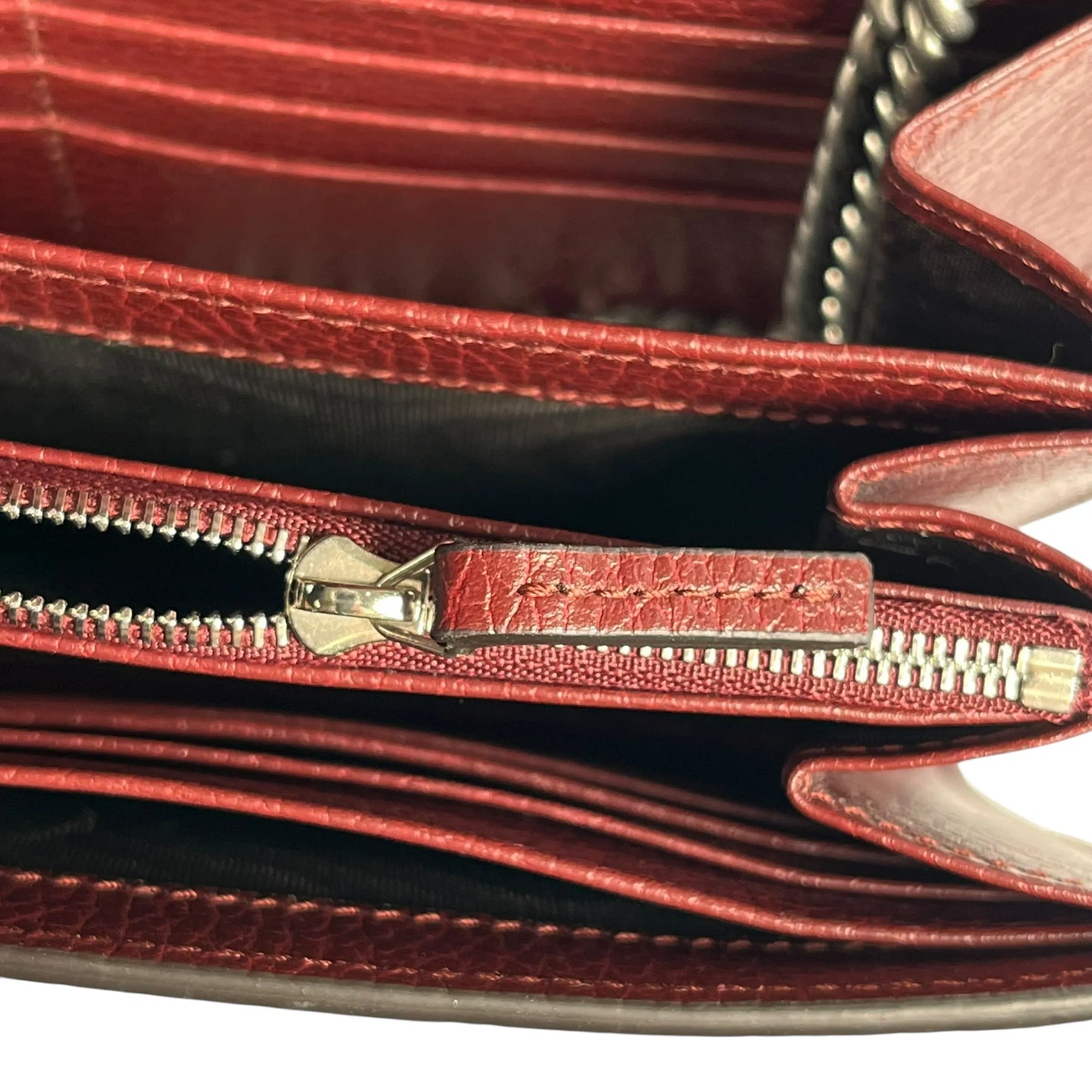 GUCCI Dionysus GG Supreme Chain Wallet - Red