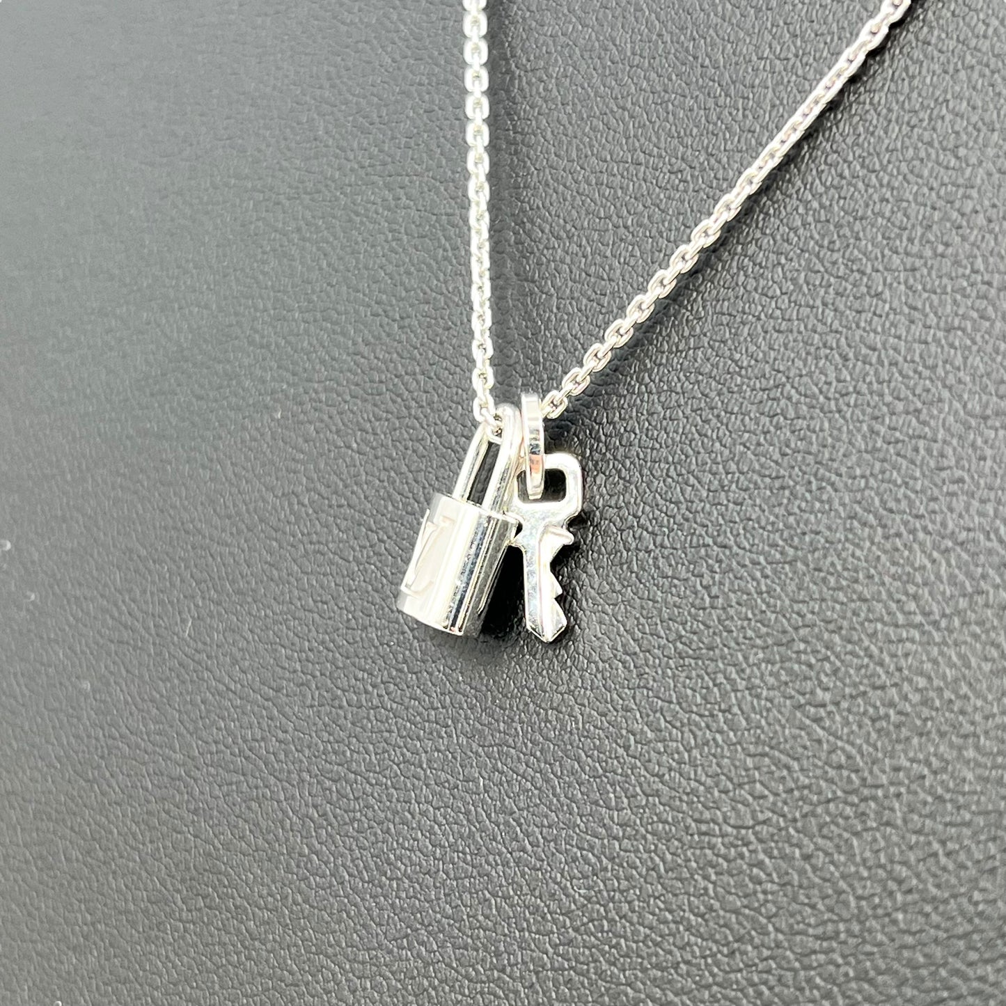 Louis Vuitton Pandantif Lockit Necklace