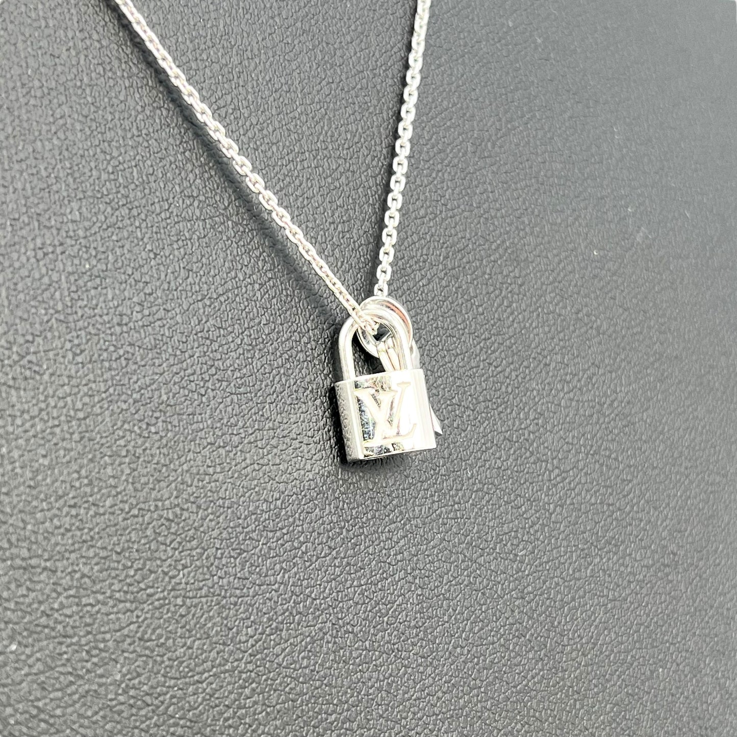 Louis Vuitton Pandantif Lockit Necklace