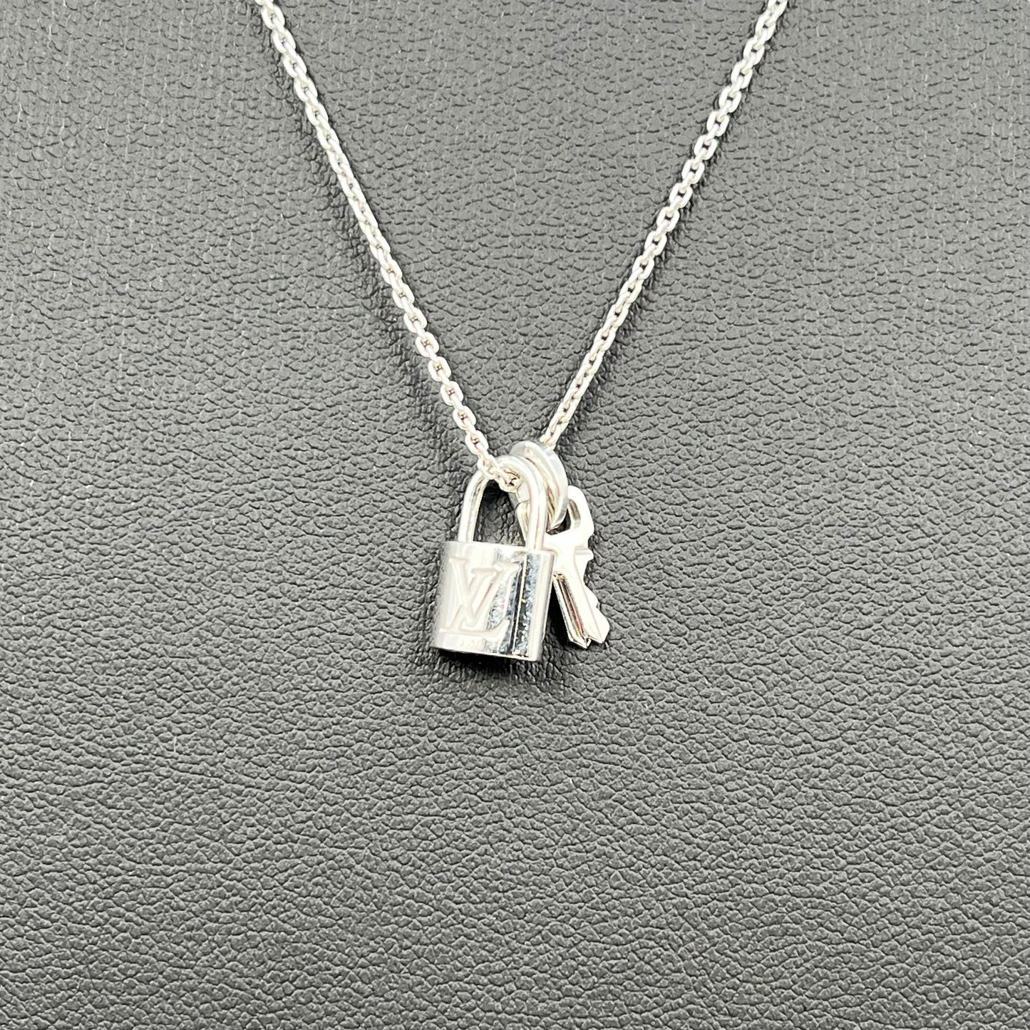 Louis Vuitton Pandantif Lockit Necklace