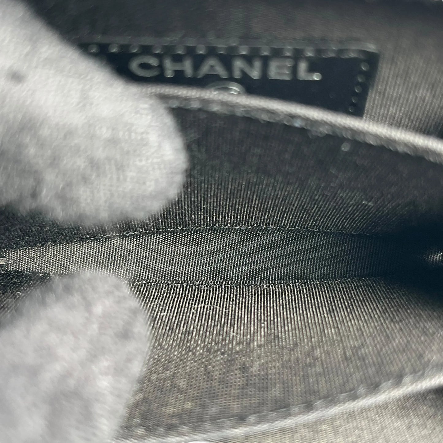 CHANEL CC Logo Caviarskin Zippy Card Case - Black