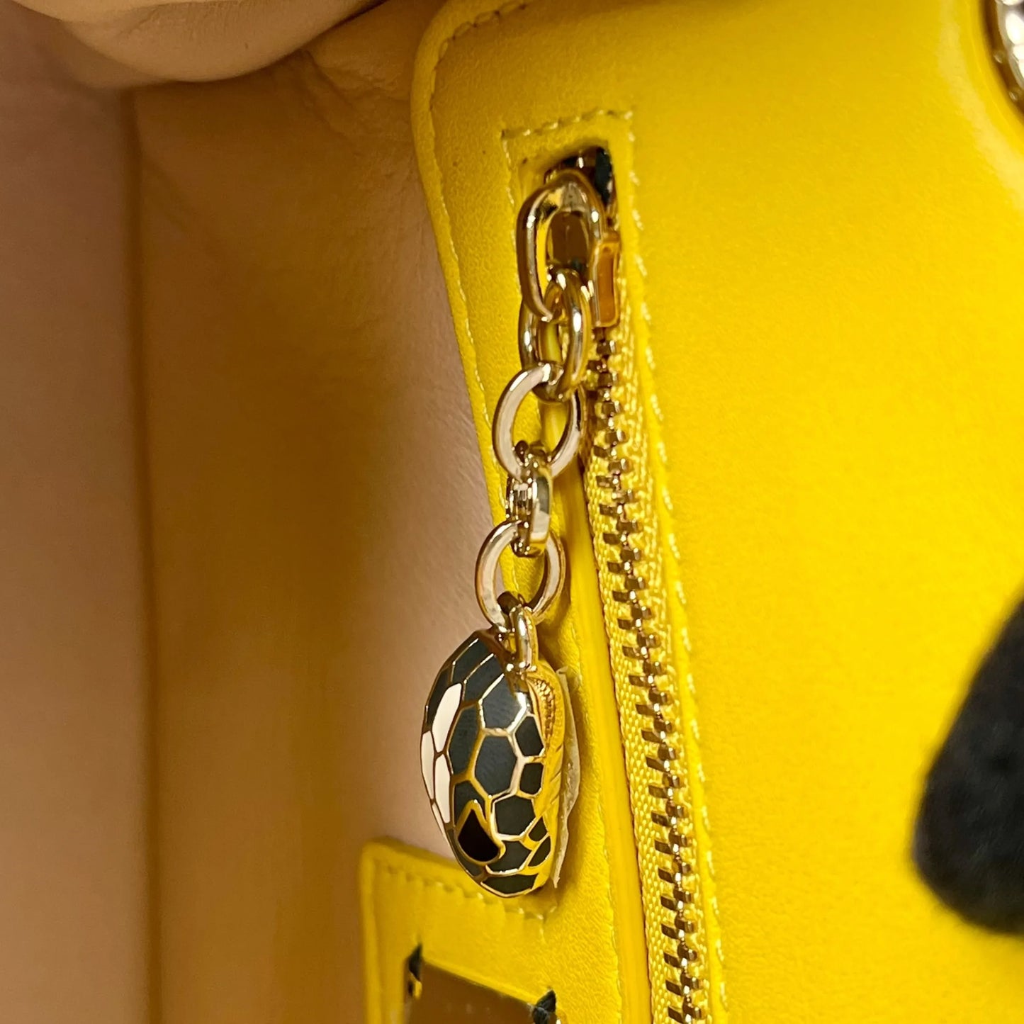 BVLGARI Serpenti Cabochon Chain Shoulder Bag - Yellow