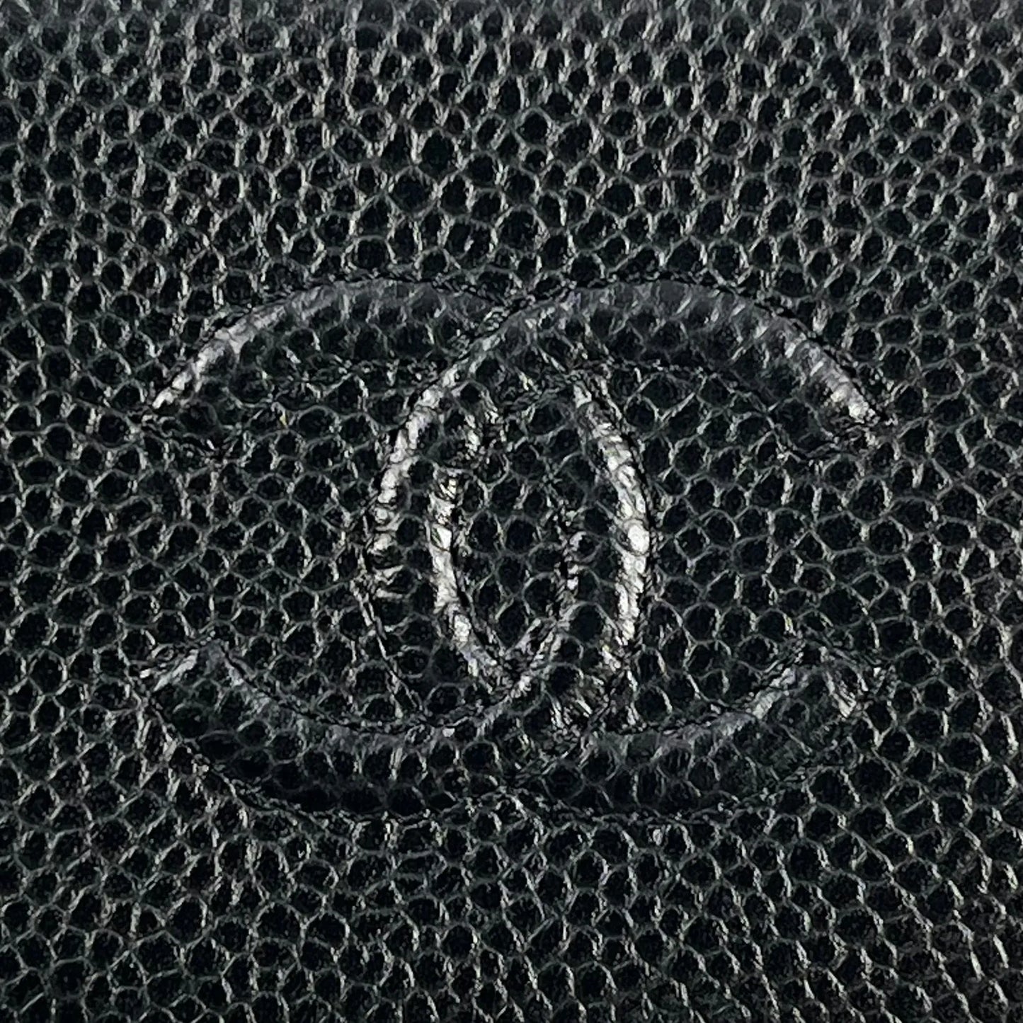 CHANEL CC Logo Caviarskin Zippy Card Case - Black