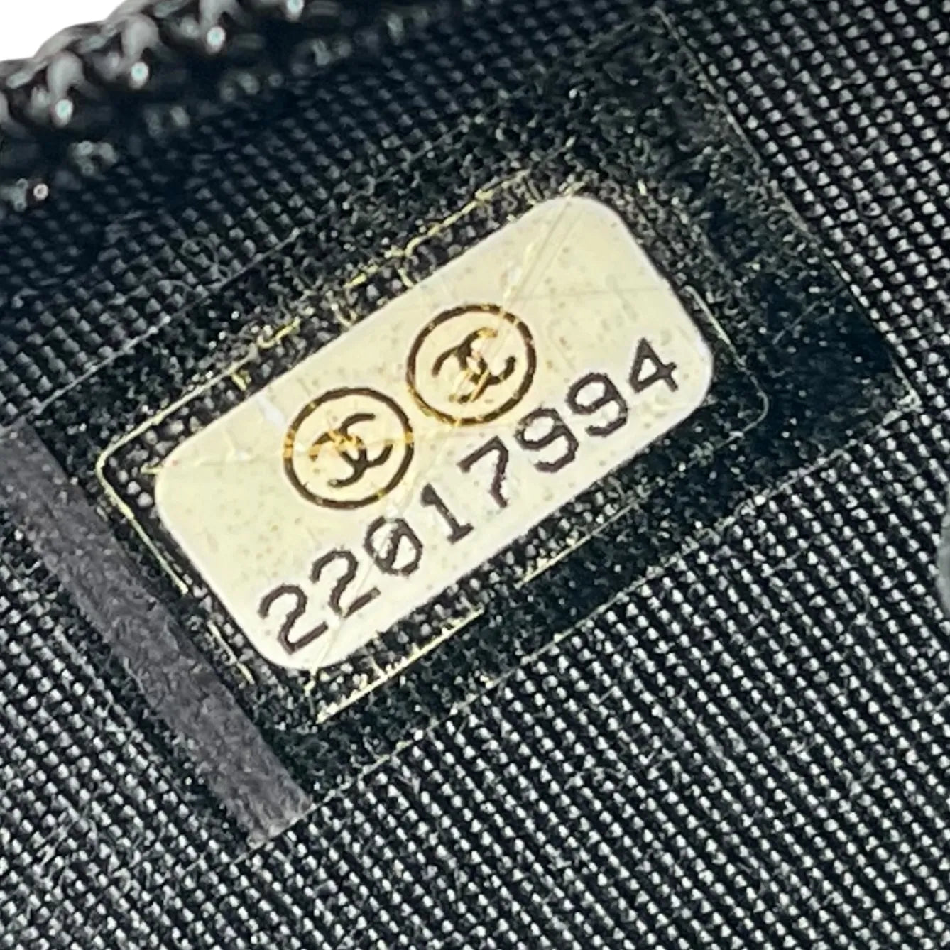 CHANEL CC Logo Caviarskin Zippy Card Case - Black