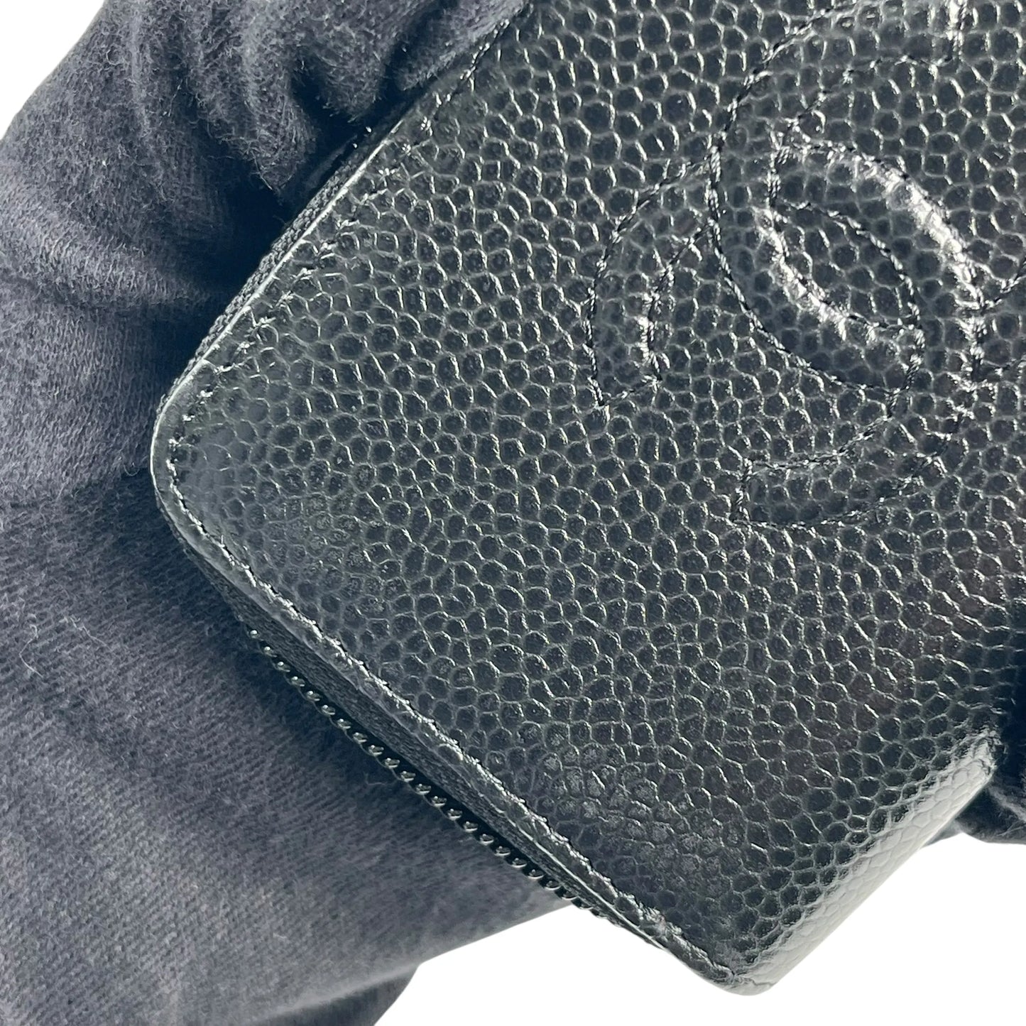 CHANEL CC Logo Caviarskin Zippy Card Case - Black