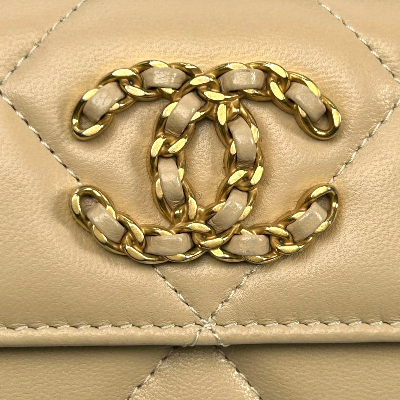 CHANEL Materasse Chanel 19 Compact Wallet - Beige