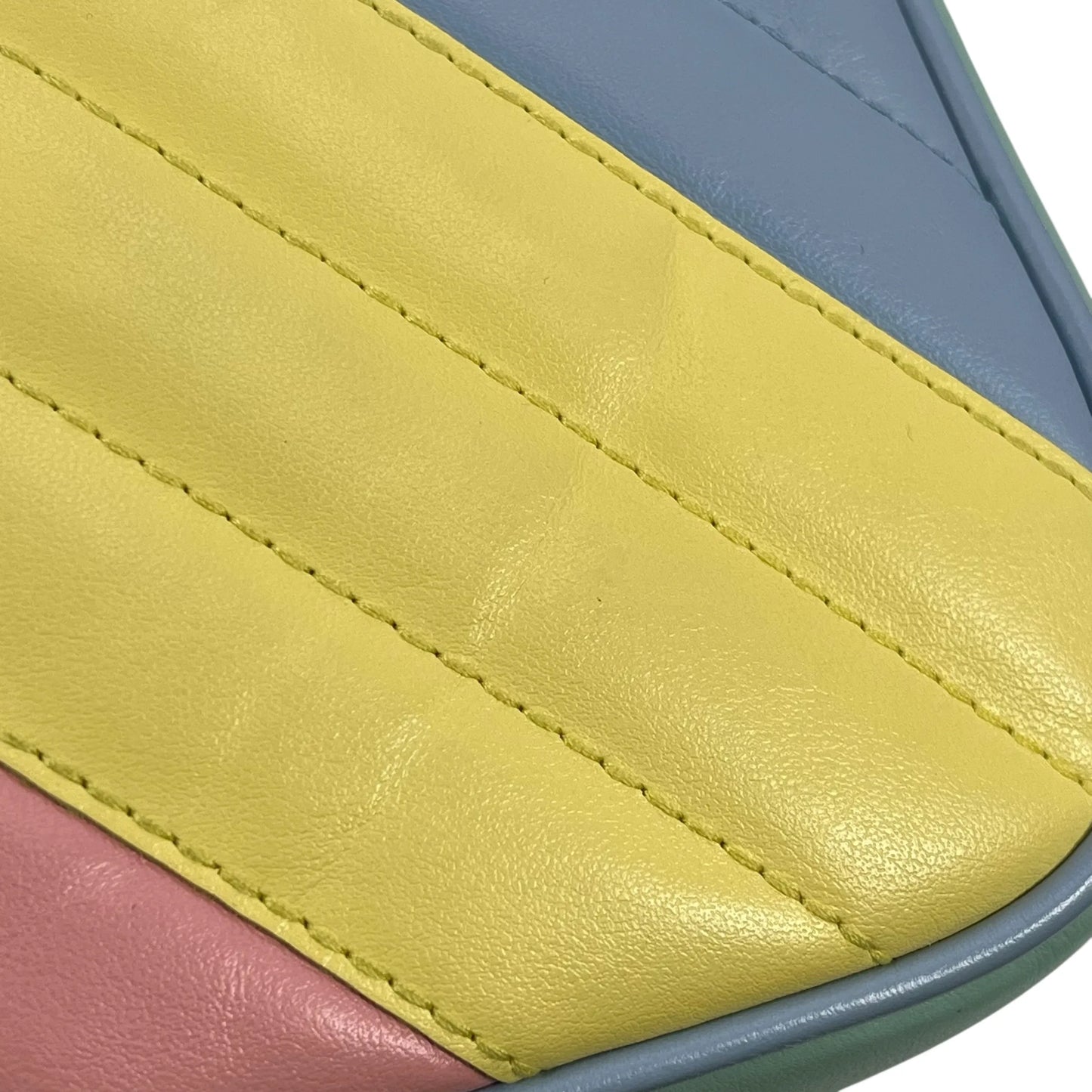 GUCCI GGマーモント キルティング レザー チェーンショルダーバッグ - マルチカラー