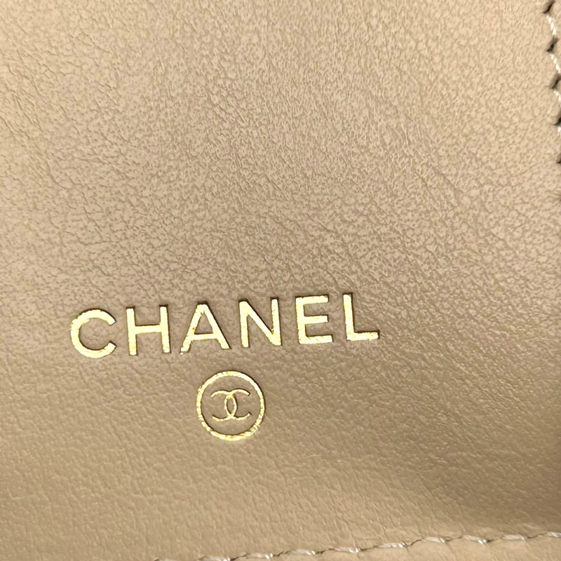 CHANEL Materasse Chanel 19 Compact Wallet - Beige