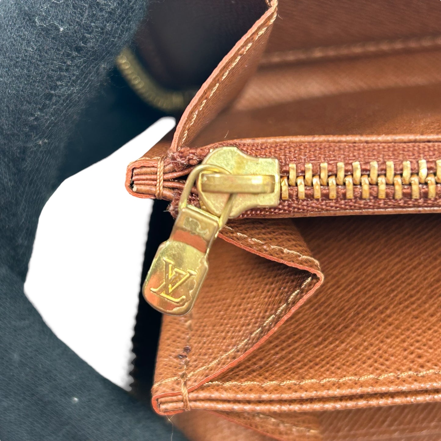 Louis Vuitton Zippy wallet